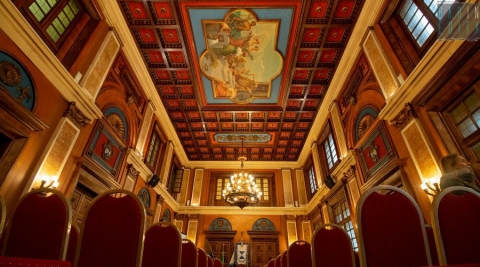 Sfarzoso, imponente, panoramico e simbolico: � il Palazzo della Provincia di Bari